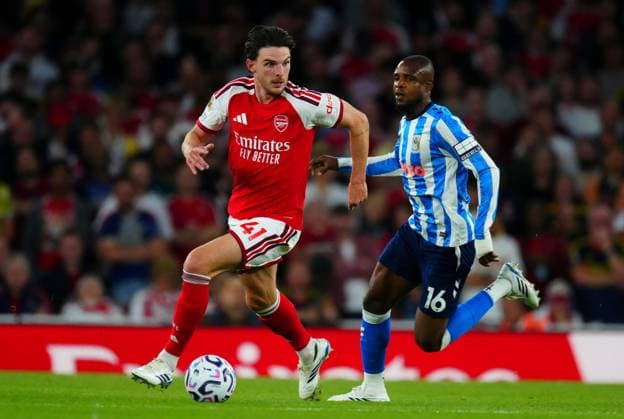 Frank Onyeka of Coventry City chases Declan Rice of Arsenal Arsenal v Coventry City, Premier League Football, Football, Emirates Stadium, London, UK - 21 Aug 2026London Emirates Stadium United Kingdom EDITORIAL USE ONLY No use with unauthorised audio, video, data, fixture lists, club league logos or live services. Online in-match use limited to 120 images, no video emulation. No use in betting, games or single club league player publications.  Copyright: xJavierxGarcia Shutterstockx 17111304cf