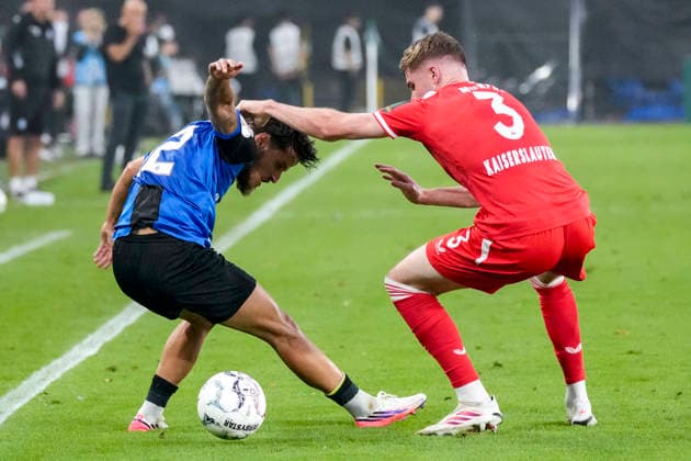 v.li.: Vincent Thill (SV Waldhof, 12), Alex Murphy (FCK, 3), Zweikampf, Spielszene, Duell, duel, tackle, tackling, Dynamik, Action, Aktion, 21.08.2026, Mannheim (Deutschland), Fussball, DFB-Pokal, 1. Runde, SV Waldhof Mannheim - 1. FC Kaiserslautern, DFB DFL REGULATIONS PROHIBIT ANY USE OF PHOTOGRAPHS AS IMAGE SEQUENCES AND OR QUASI-VIDEO. *** v li Vincent Thill SV Waldhof, 12, Alex Murphy FCK, 3, tackle, game scene, duel, tackle, tackling, dynamism, action, 21 Aug 2026, Mannheim, Germany, soccer, DFB Cup, 1st round, SV Waldhof Mannheim 1 vs. FC Kaiserslautern, DFB DFL REGULATIONS PROHIBIT ANY USE OF PHOTOGRAPHS AS IMAGE SEQUENCES AND OR QUASI-VIDEO xozx