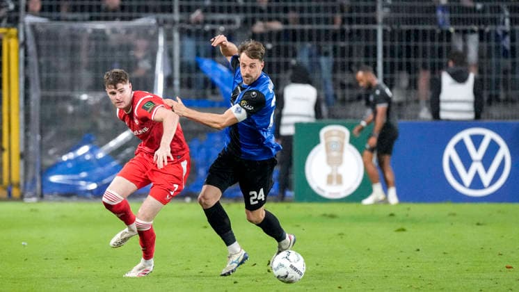v.li.: Alex Murphy (FCK, 3), Lukas Klünter (SV Waldhof, 24), Zweikampf, Spielszene, Duell, duel, tackle, tackling, Dynamik, Action, Aktion, 21.08.2026, Mannheim (Deutschland), Fussball, DFB-Pokal, 1. Runde, SV Waldhof Mannheim - 1. FC Kaiserslautern, DFB DFL REGULATIONS PROHIBIT ANY USE OF PHOTOGRAPHS AS IMAGE SEQUENCES AND OR QUASI-VIDEO. *** v li Alex Murphy FCK, 3, Lukas Klünter SV Waldhof, 24, tackle, game scene, duel, tackle, tackling, dynamic, action, 21 08 2026, Mannheim, Germany, soccer, DFB Cup, 1st round, SV Waldhof Mannheim 1 vs. FC Kaiserslautern, DFB DFL REGULATIONS PROHIBIT ANY USE OF PHOTOGRAPHS AS IMAGE SEQUENCES AND OR QUASI-VIDEO xozx