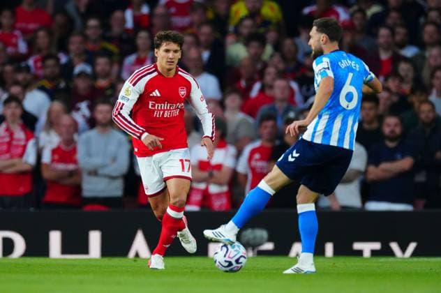 Christos Tzolis of Arsenal watches Matt Grimes of Coventry City Arsenal v Coventry City, Premier League Football, Football, Emirates Stadium, London, UK - 21 Aug 2026London Emirates Stadium United Kingdom EDITORIAL USE ONLY No use with unauthorised audio, video, data, fixture lists, club league logos or live services. Online in-match use limited to 120 images, no video emulation. No use in betting, games or single club league player publications.  Copyright: xJavierxGarcia Shutterstockx 17111304ej