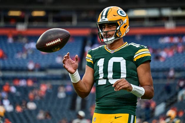 DENVER, CO - AUGUST 21: Green Bay Packers quarterback Jordan Love (10) warms up before a preseason game between the Green Bay Packers and the Denver Broncos at Empower Field at Mile High on August 21, 2026 in Denver, Colorado. (Photo by Dustin Bradford Icon Sportswire) NFL, American Football Herren, USA AUG 21 Packers at Broncos EDITORIAL USE ONLY Icon132260821003