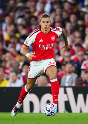 Riccardo Calafiori of Arsenal Arsenal v Coventry City, Premier League Football, Football, Emirates Stadium, London, UK - 21 Aug 2026London Emirates Stadium United Kingdom EDITORIAL USE ONLY No use with unauthorised audio, video, data, fixture lists, club league logos or live services. Online in-match use limited to 120 images, no video emulation. No use in betting, games or single club league player publications.  Copyright: xJavierxGarcia Shutterstockx 17111304fb