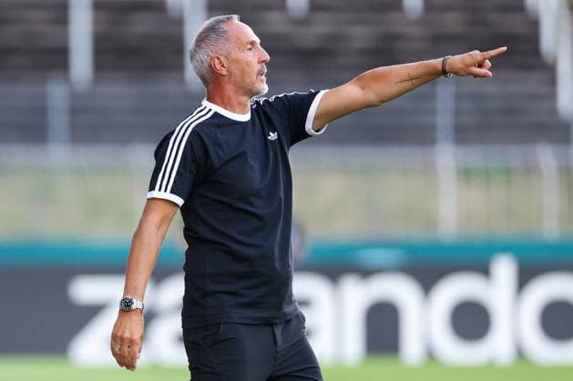 Fußball DFB Pokal - SC St. Tönis - Eintracht Frankfurt am 21.08.2026 im Grotenburg Stadion in Krefeld Trainer Adi Hütter Huetter Hutter (Frankfurt) gestikuliert und gibt lautstark Anweisungen *** Soccer: DFB Cup match between SC St. Tönis and Eintracht Frankfurt on August 21, 2026, at Grotenburg Stadium in Krefeld. Coach Adi Hütter (Huetter, Hutter) of Frankfurt gestures and shouts instructions. MH