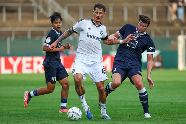 Fußball DFB Pokal - SC St. Tönis - Eintracht Frankfurt am 21.08.2026 im Grotenburg Stadion in Krefeld Robin Koch (Frankfurt 4) gegen Morten Heffungs (St Toenis 12) *** Soccer: DFB Cup, SC St. Tönis vs. Eintracht Frankfurt on August 21, 2026, at Grotenburg Stadium in Krefeld. Robin Koch (Frankfurt) 4, Morten Heffungs (St. Tönis) 12 MH