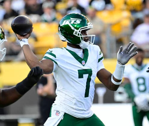 New York Jets quarterback Geno Smith (7) throws in the first quarter of the pre-season game against the Pittsburgh Steelers at Acrisure Stadium on Thursday, Friday, Aug. 21, 2026 in Pittsburgh.  PIT2026082101 ARCHIExCARPENTER