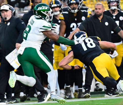 New York Jets safety Andre Cisco (8) runs back an interception before Pittsburgh Steelers quarterback Will Howard (18) pushes him out of bounds after during the second quarter at Acrisure Stadium on Thursday, Friday, Aug. 21, 2026 in Pittsburgh.  PIT2026082105 ARCHIExCARPENTER