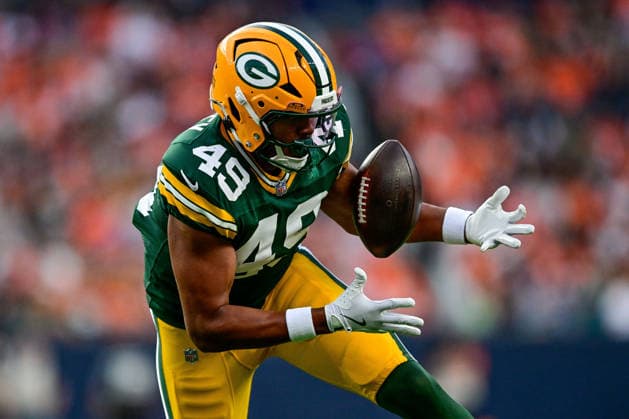 DENVER, CO - AUGUST 21: Green Bay Packers tight end Drake Dabney (49) secures a ball for a catch in the first quarter during a preseason game between the Green Bay Packers and the Denver Broncos at Empower Field at Mile High on August 21, 2026 in Denver, Colorado. (Photo by Dustin Bradford Icon Sportswire) NFL, American Football Herren, USA AUG 21 Packers at Broncos EDITORIAL USE ONLY Icon132260821023