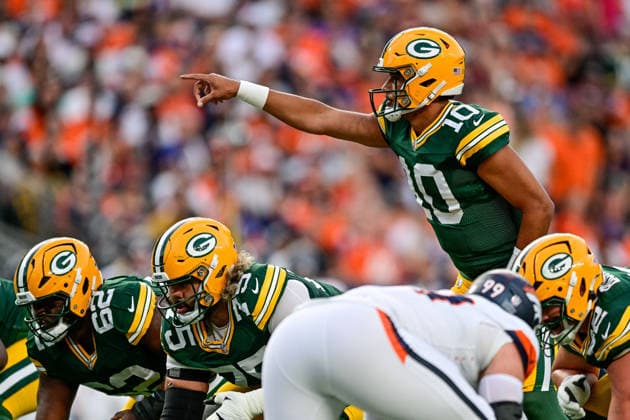 DENVER, CO - AUGUST 21: Green Bay Packers quarterback Jordan Love (10) runs the offense in the first quarter during a preseason game between the Green Bay Packers and the Denver Broncos at Empower Field at Mile High on August 21, 2026 in Denver, Colorado. (Photo by Dustin Bradford Icon Sportswire) NFL, American Football Herren, USA AUG 21 Packers at Broncos EDITORIAL USE ONLY Icon132260821025