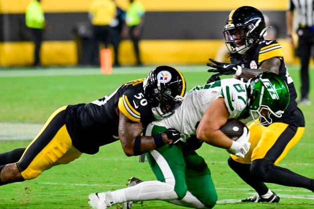 Pittsburgh Steelers linebacker Jamin Davis (50) makes the tackle on New York Jets tight end Chase Curtis (87) during the third quarter of the Jets pre-season 17-0 win against the Pittsburgh Steelers at Acrisure Stadium on Thursday, Friday, Aug. 21, 2026 in Pittsburgh.  PIT2026082110 ARCHIExCARPENTER