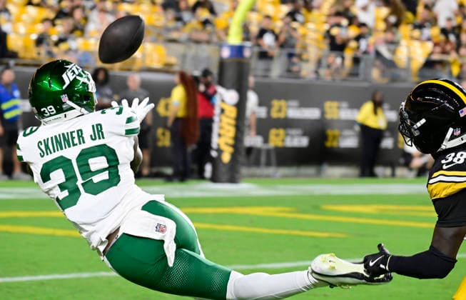 New York Jets wide receiver Quincy Skinner Jr. (39) makes a diving catch for a 31 yard touchdown reception with Pittsburgh Steelers cornerback D Shawn Jamison (38) in coverage during the fourth quarter of the Jets 17-0 win at Acrisure Stadium on Thursday, Friday, Aug. 21, 2026 in Pittsburgh.  PIT2026082117 ARCHIExCARPENTER