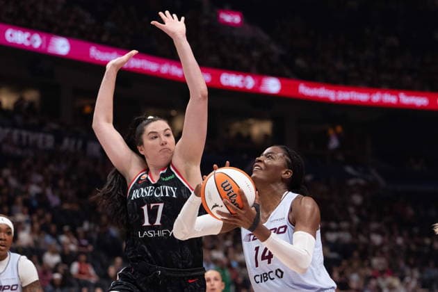 August 21, 2026, Vancouver, Bc, CANADA: Portland Fire s Megan DiLeo (17) defends against Toronto Tempo s Temi Fagbenle (14) during the first half of a WNBA, Basketball Damen, USA basketball game in Vancouver, on Friday, August 21, 2026. Canada News - August 21, 2026  - ZUMAc35_ 20260821_zaf_c35_194 Copyright: xEthanxCairnsx