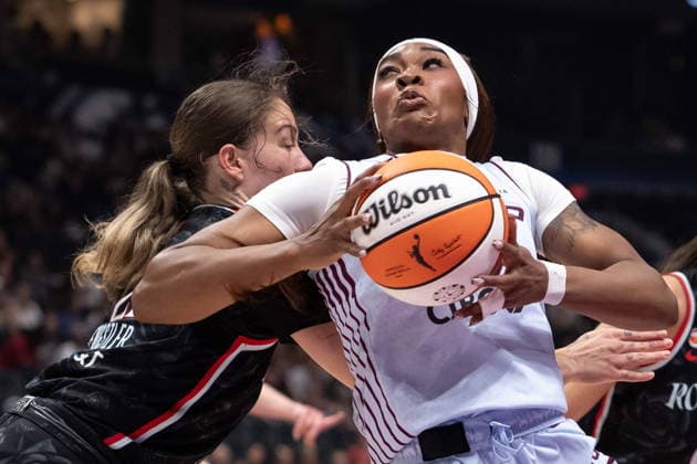 August 21, 2026, Vancouver, Bc, CANADA: Portland Fire s Emily Engstler, left, defends against Toronto Tempo s Aneesah Morrow (24) during the first half of a WNBA, Basketball Damen, USA basketball game in Vancouver, on Friday, August 21, 2026. Canada News - August 21, 2026  - ZUMAc35_ 20260821_zaf_c35_195 Copyright: xEthanxCairnsx