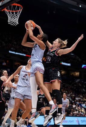 August 21, 2026, Vancouver, Bc, CANADA: Toronto Tempo s Teonni Key (7) drives to the basket as Portland Fire s Karlie Samuelson (44) defends during the first half of a WNBA, Basketball Damen, USA basketball game in Vancouver, on Friday, August 21, 2026. Canada News - August 21, 2026  - ZUMAc35_ 20260821_zaf_c35_210 Copyright: xEthanxCairnsx