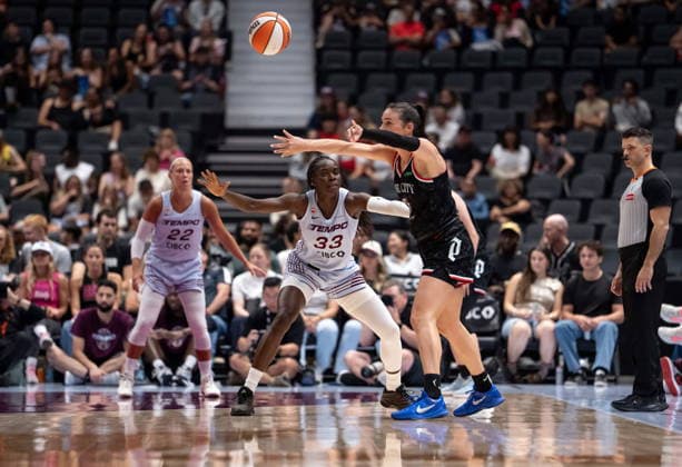August 21, 2026, Vancouver, Bc, CANADA: Portland Fire s Bridget Carleton (6) passes the ball as Toronto Tempo s Ornella Bankole (33) watches during the first half of a WNBA, Basketball Damen, USA basketball game in Vancouver, on Friday, August 21, 2026. Canada News - August 21, 2026  - ZUMAc35_ 20260821_zaf_c35_208 Copyright: xEthanxCairnsx