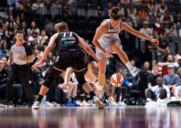 August 21, 2026, Vancouver, Bc, CANADA: Portland Fire s Holly Winterburn (77) defends against Toronto Tempo s Laura Juskaite (2) during the first half of a WNBA, Basketball Damen, USA basketball game in Vancouver, on Friday, August 21, 2026. Canada News - August 21, 2026  - ZUMAc35_ 20260821_zaf_c35_209 Copyright: xEthanxCairnsx