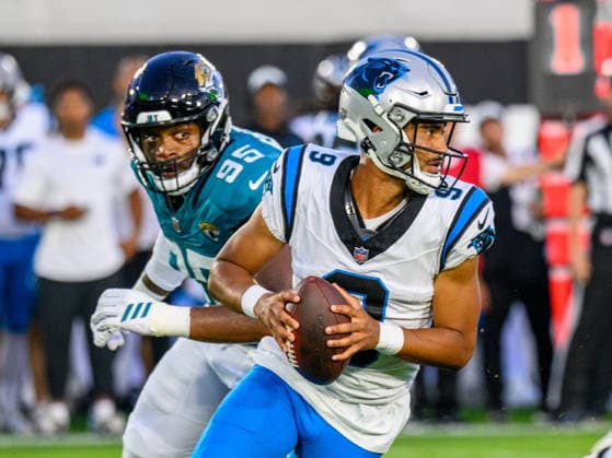 Aug 21, 2026; Jacksonville, Florida, USA; Carolina Panthers quarterback Bryce Young (9) is chased out of the pocket by Jacksonville Jaguars defensive end B.J. Green II (95) during the first half of preseason game at Everbank Stadium. Mandatory Credit: -Cal Media NFL, American Football Herren, USA 2026: Panthers Vs Jaguars AUG 21  - ZUMAcg2_ 20221124_faf_cg2_024 Copyright: xRomeoxGuzmanx