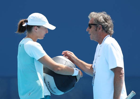 August 22, 2026, Mason, Ohio, USA: IGA SWIATEK of Poland and FRANCISCO ROIG of Spain during practise session on tennis tournament WTA, Tennis Damen 1000 Cincinnati Open in Mason, USA. Tennis: Cincinnati Open - Iga Swiatek, Francisco Roig  - ZUMAc278 20260822_zsp_c278_008 Copyright: xMarcinxCholewinskix