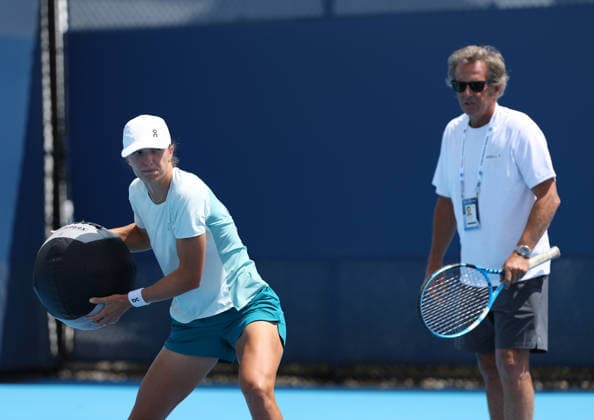 August 22, 2026, Mason, Ohio, USA: IGA SWIATEK of Poland and FRANCISCO ROIG of Spain during practise session on tennis tournament WTA, Tennis Damen 1000 Cincinnati Open in Mason, USA. Tennis: Cincinnati Open - Iga Swiatek, Francisco Roig  - ZUMAc278 20260822_zsp_c278_012 Copyright: xMarcinxCholewinskix