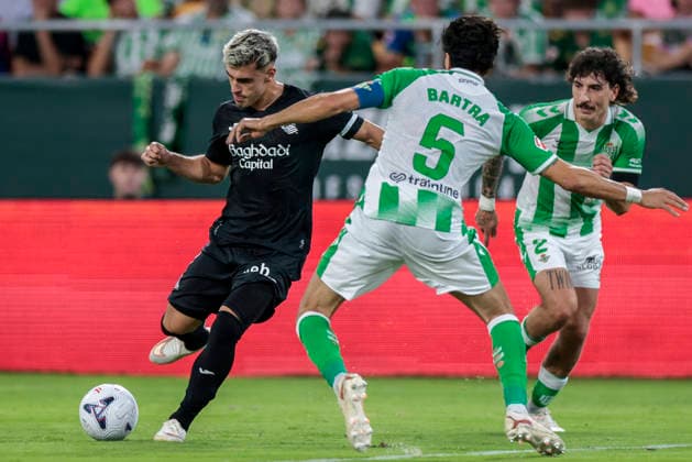 Real Betis Balompie v Real Sociedad - LaLiga EA Sports 2026 27 Ander Barrenetxea of Real Sociedad makes a center to the area during the La Liga EA Sports match between Real Betis and Real Sociedad at Stadium La Cartuja in Seville, Spain, on August 21, 2026. Seville Spain  Copyright: xJosexLuisxContrerasx originalFilename:joseluiscontreras-realbeti260821_npB7l.jpg