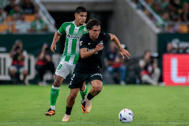 Real Betis Balompie v Real Sociedad - LaLiga EA Sports 2026 27 Jon Aramburu of Real Sociedad runs with the ball during the La Liga EA Sports match between Real Betis and Real Sociedad at Stadium La Cartuja in Seville, Spain, on August 21, 2026. Seville Spain  Copyright: xJosexLuisxContrerasx originalFilename:joseluiscontreras-realbeti260821_npSCj.jpg