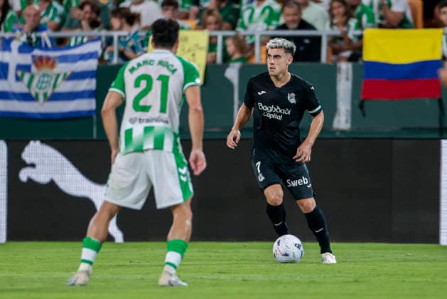 Real Betis Balompie v Real Sociedad - LaLiga EA Sports 2026 27 Ander Barrenetxea of Real Sociedad controls the ball during the La Liga EA Sports match between Real Betis and Real Sociedad at Stadium La Cartuja in Seville, Spain, on August 21, 2026. Seville Spain  Copyright: xJosexLuisxContrerasx originalFilename:joseluiscontreras-realbeti260821_npBgm.jpg