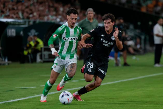 Real Betis Balompie v Real Sociedad - LaLiga EA Sports 2026 27 Antony Matheus dos Santos of Real Betis competes for the ball with Marchal of Real Sociedad during the La Liga EA Sports match between Real Betis and Real Sociedad at Stadium La Cartuja in Seville, Spain, on August 21, 2026. Seville Spain  Copyright: xJosexLuisxContrerasx originalFilename:joseluiscontreras-realbeti260821_npGyR.jpg