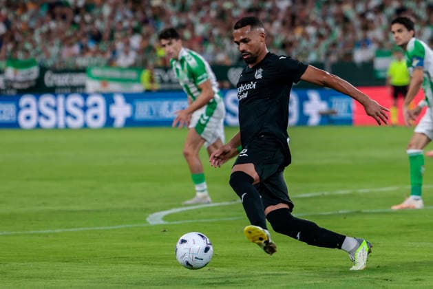 Real Betis Balompie v Real Sociedad - LaLiga EA Sports 2026 27 Yangel Herrera of Real Sociedad controls the ball during the La Liga EA Sports match between Real Betis and Real Sociedad at Stadium La Cartuja in Seville, Spain, on August 21, 2026. Seville Spain  Copyright: xJosexLuisxContrerasx originalFilename:joseluiscontreras-realbeti260821_npney.jpg
