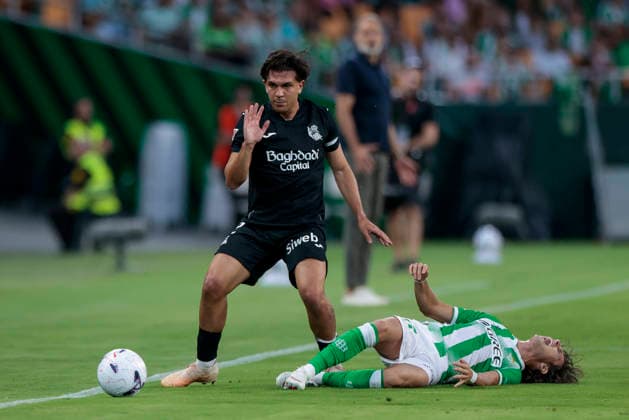 Real Betis Balompie v Real Sociedad - LaLiga EA Sports 2026 27 Jon Aramburu of Real Sociedad competes for the ball with Rodrigo Riquelme of Real Betis during the La Liga EA Sports match between Real Betis and Real Sociedad at Stadium La Cartuja in Seville, Spain, on August 21, 2026. Seville Spain  Copyright: xJosexLuisxContrerasx originalFilename:joseluiscontreras-realbeti260821_npbl7.jpg