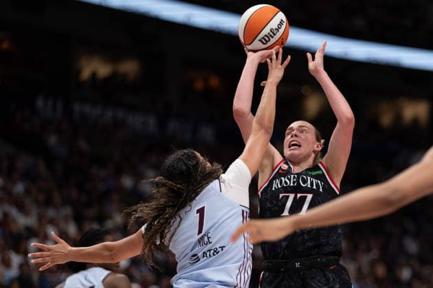 August 21, 2026, Vancouver, Bc, CANADA: Toronto Tempo s Kiki Rice (1) defends Portland Fire s Holly Winterburn (77) during the second half of a WNBA, Basketball Damen, USA basketball game in Vancouver, on Friday, August 21, 2026. Canada News - August 21, 2026  - ZUMAc35_ 20260821_zaf_c35_216 Copyright: xEthanxCairnsx