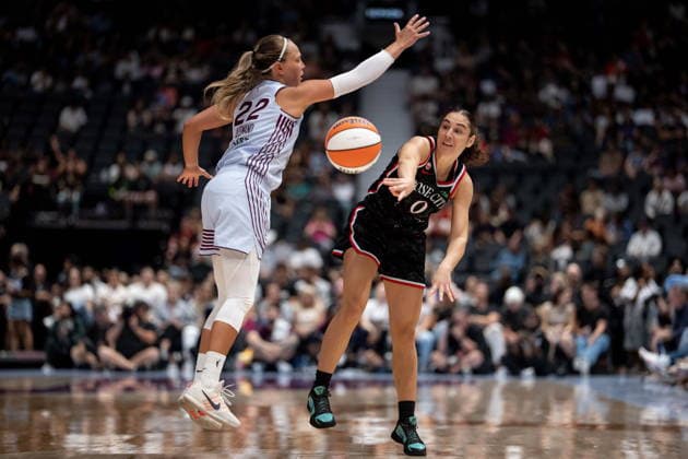 August 21, 2026, Vancouver, Bc, CANADA: Toronto Tempo s Julie Allemand (22) defends Portland Fire s Carla Leite (0) during the second half of a WNBA, Basketball Damen, USA basketball game in Vancouver, on Friday, August 21, 2026. Canada News - August 21, 2026  - ZUMAc35_ 20260821_zaf_c35_217 Copyright: xEthanxCairnsx