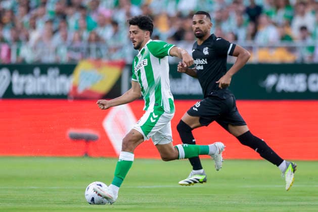 Real Betis Balompie v Real Sociedad - LaLiga EA Sports 2026 27 Pablo Fornals of Real Betis competes for the ball with Yangel Herrera of Real Sociedad during the La Liga EA Sports match between Real Betis and Real Sociedad at Stadium La Cartuja in Seville, Spain, on August 21, 2026. Seville Spain  Copyright: xJosexLuisxContrerasx originalFilename:joseluiscontreras-realbeti260821_npeBX.jpg