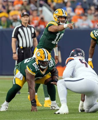 August 21, 2026, Denver, Colorado, USA: Packers QB JORDAN LOVE points to a Broncos defender ready to blitz to his offensive line during the 1st. Half at Empower Field at Mile High Friday evening. Packers beat the Broncos in Pre-Season 33-13. Credit Image: ZUMA Press Wire) NFL, American Football Herren, USA Pre-Season 2026 - Packers Beat The Broncos In Pre-Season 33-13 Friday Evening.  - ZUMAav4_ 20260821_zaf_av4_004 Copyright: xHectorxAcevedox