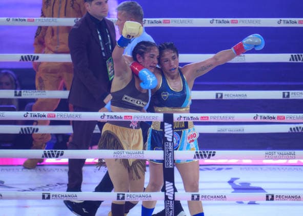 Amanda Serrano v Lucrecia Manzur - WBA WBO Featherweight World Title TEMECULA, CALIFORNIA - AUG 21: Amanda Serrano (yellow&amp;blue glove) and Lucrecia Manzur (turquoise&amp;red glove) hug each other after their WBA WBO Featherweight World Title at the Pechanga Resort Casino in Temecula, California, United States on August 21, 2026. Tayfun Coskun Anadolu California United States. Editorial use only. Please get in touch for any other usage.  Copyright: x2026xAnadoluxTayfunxCoskunx