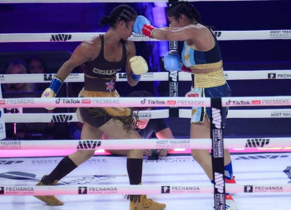 Amanda Serrano v Lucrecia Manzur - WBA WBO Featherweight World Title TEMECULA, CALIFORNIA - AUG 21: Amanda Serrano (yellow&blue glove) and Lucrecia Manzur (turquoise&red glove) exchange punches during their WBA WBO Featherweight World Title at the Pechanga Resort Casino in Temecula, California, United States on August 21, 2026. Tayfun Coskun Anadolu California United States. Editorial use only. Please get in touch for any other usage.  Copyright: x2026xAnadoluxTayfunxCoskunx