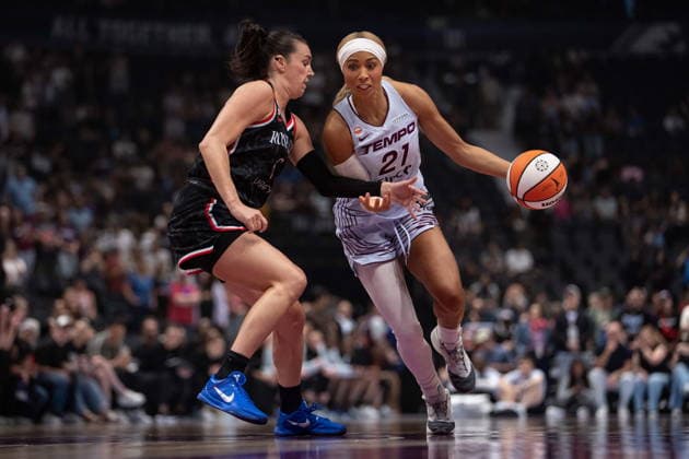August 21, 2026, Vancouver, Bc, CANADA: Portland Fire s Bridget Carleton (6) defends against Toronto Tempo s Isabelle Harrison (21) during the first half of a WNBA, Basketball Damen, USA basketball game in Vancouver, on Friday, August 21, 2026. Canada News - August 21, 2026  - ZUMAc35_ 20260821_zaf_c35_228 Copyright: xEthanxCairnsx