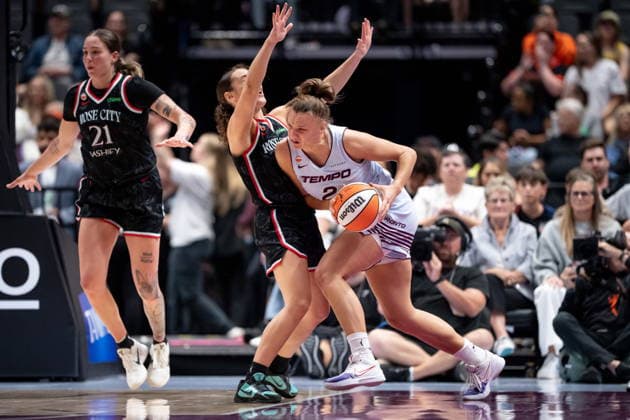 August 21, 2026, Vancouver, Bc, CANADA: Toronto Tempo s Laura Juskaite (2) drives through Portland Fire s Carla Leite (0) during the second half of a WNBA, Basketball Damen, USA basketball game in Vancouver, on Friday, August 21, 2026. Canada News - August 21, 2026  - ZUMAc35_ 20260821_zaf_c35_230 Copyright: xEthanxCairnsx