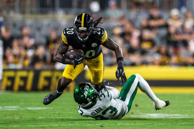 August 21, 2026, Pittsburgh, Pennsylvania, USA: New York Jets cornerback JORDAN CLARK (33) brings down Pittsburgh Steelers running back KALEB JOHNSON (20) during the NFL, American Football Herren, USA preseason football game between the Pittsburgh Steelers and the New York Jets in Pittsburgh, Pennsylvania. NFL 2026: Jets 17: 0 Steelers  - ZUMAg257 20260821_zsp_g257_035 Copyright: xBrentxGudenschwagerx