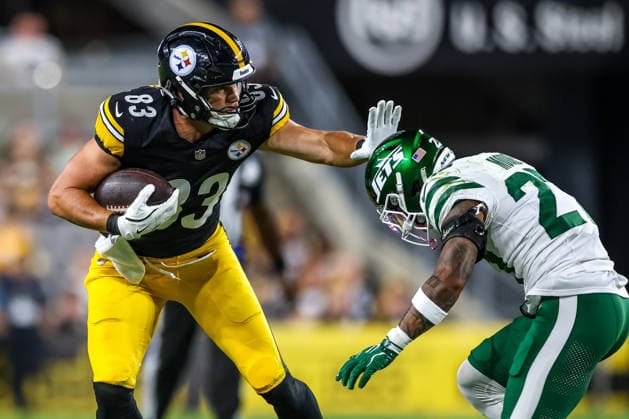 August 21, 2026, Pittsburgh, Pennsylvania, USA: Pittsburgh Steelers tight end ROBERT TONYAN (83) attempts to stiff arm New York Jets safety MALACHI MOORE (27) during the NFL, American Football Herren, USA preseason football game between the Pittsburgh Steelers and the New York Jets in Pittsburgh, Pennsylvania. NFL 2026: Jets 17: 0 Steelers  - ZUMAg257 20260821_zsp_g257_041 Copyright: xBrentxGudenschwagerx