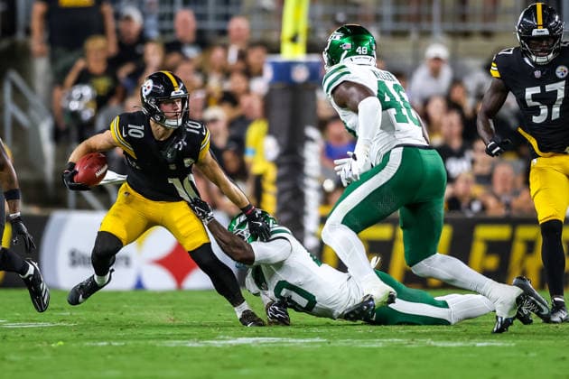 August 21, 2026, Pittsburgh, Pennsylvania, USA: Pittsburgh Steelers returner KADEN WETJEN (10) attempts to break a tackle during the NFL, American Football Herren, USA preseason football game between the Pittsburgh Steelers and the New York Jets in Pittsburgh, Pennsylvania. NFL 2026: Jets 17: 0 Steelers  - ZUMAg257 20260821_zsp_g257_050 Copyright: xBrentxGudenschwagerx