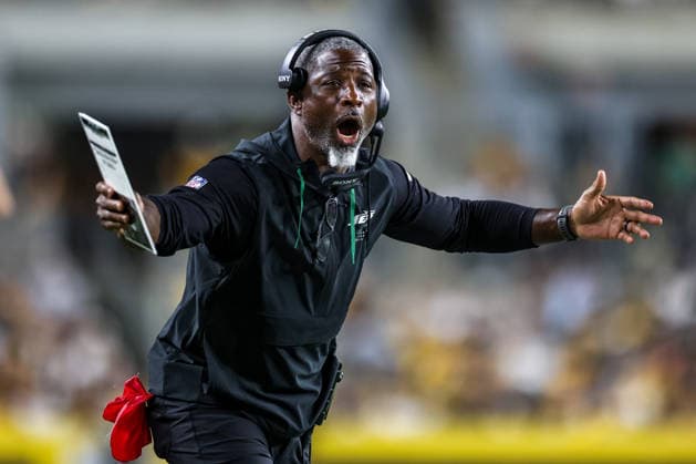August 21, 2026, Pittsburgh, Pennsylvania, USA: New York Jets head coach AARON GLENN reacts during the NFL, American Football Herren, USA preseason football game between the Pittsburgh Steelers and the New York Jets in Pittsburgh, Pennsylvania. NFL 2026: Jets 17: 0 Steelers  - ZUMAg257 20260821_zsp_g257_052 Copyright: xBrentxGudenschwagerx