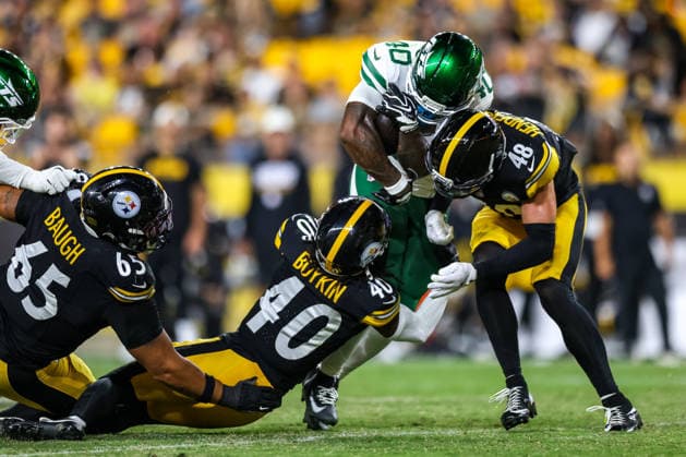 August 21, 2026, Pittsburgh, Pennsylvania, USA: Pittsburgh Steelers safety JACK HENDERSON (48) makes a hard hit on New York Jets running back CHIP TRAYANUM (40) during the NFL, American Football Herren, USA preseason football game between the Pittsburgh Steelers and the New York Jets in Pittsburgh, Pennsylvania. NFL 2026: Jets 17: 0 Steelers  - ZUMAg257 20260821_zsp_g257_058 Copyright: xBrentxGudenschwagerx
