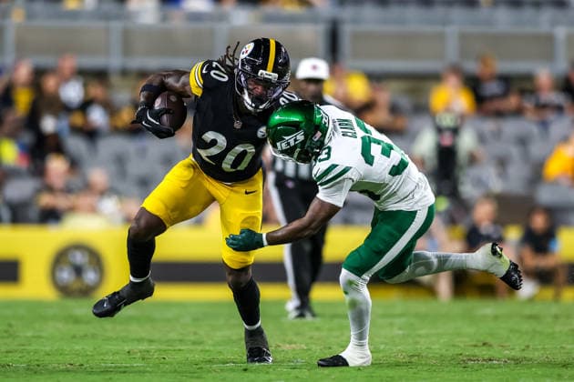 August 21, 2026, Pittsburgh, Pennsylvania, USA: Pittsburgh Steelers running back KALEB JOHNSON (20) attempts to break a tackle from New York Jets cornerback JORDAN CLARK (33) during the NFL, American Football Herren, USA preseason football game between the Pittsburgh Steelers and the New York Jets in Pittsburgh, Pennsylvania. Pittsburgh USA - ZUMAg257 20260821_zsp_g257_036 Copyright: xBrentxGudenschwagerx