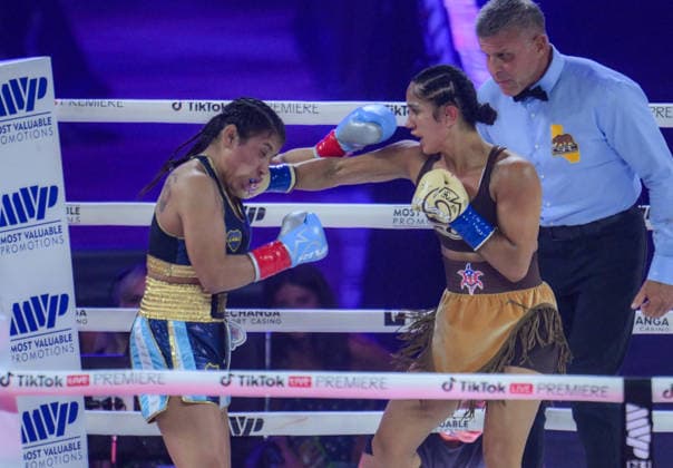 Amanda Serrano v Lucrecia Manzur - WBA WBO Featherweight World Title TEMECULA, CALIFORNIA - AUG 21: Amanda Serrano (yellow and blue glove) and Lucrecia Manzur (turquoise and red glove) exchange punches during their WBA WBO Featherweight World Title at the Pechanga Resort Casino in Temecula, California, United States on August 21, 2026. Tayfun Coskun Anadolu California United States. Editorial use only. Please get in touch for any other usage.  Copyright: x2026xAnadoluxTayfunxCoskunx