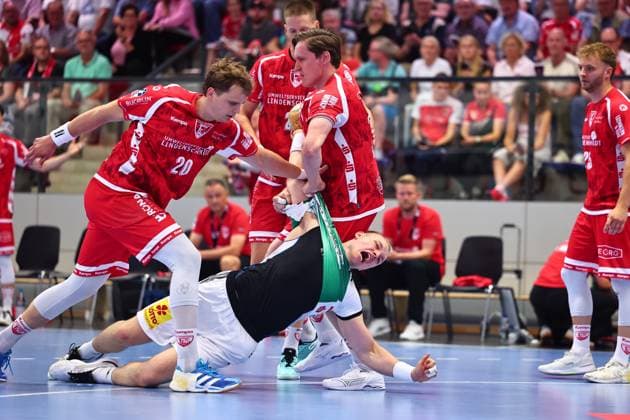 Justus Fischer (TSV Hannover-Burgdorf, 54) im Zweikampf mit Daniel Hideg (TuS Ferndorf, 18, rechts) und Philip Wuerz (TuS Ferndorf, 20, links) GER, TuS Ferndorf vs TSV Hannover-Burgdorf, Handball, DHB-Pokal, 1. Runde, Spielzeit 2026 2027, 21.08.2026 GER, TuS Ferndorf vs TSV Hannover-Burgdorf, Handball, DHB-Pokal, 1. Runde, Spielzeit 2026 2027, 21.08.2026 Kreuztal *** Justus Fischer of TSV Hannover Burgdorf, 54, in a one-on-one battle with Daniel Hideg of TuS Ferndorf, 18, on the right, and Philip Wuerz of TuS Ferndorf, 20, on the left (GER), TuS Ferndorf vs. TSV Hannover Burgdorf, Handball, DHB Cup, 1st Round, 2026–2027 Season, August 21, 2026, GER, TuS Ferndorf vs. TSV Hannover Burgdorf, Handball, DHB Cup, 1st Round, 2026–2027 season, August 21, 2026, Kreuztal Copyright: xEibner-Pressefoto RenexWeissx EP_RWS