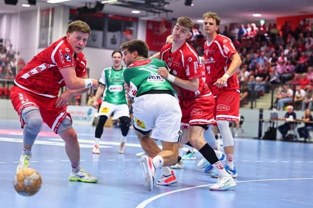Renars Uscins (TSV Hannover-Burgdorf, 10) im Zweikampf mit Pablo Lange (TuS Ferndorf, 31) GER, TuS Ferndorf vs TSV Hannover-Burgdorf, Handball, DHB-Pokal, 1. Runde, Spielzeit 2026 2027, 21.08.2026 GER, TuS Ferndorf vs TSV Hannover-Burgdorf, Handball, DHB-Pokal, 1. Runde, Spielzeit 2026 2027, 21.08.2026 Kreuztal *** Renars Uscins (TSV Hannover Burgdorf), No. 10, in a one-on-one battle with Pablo Lange (TuS Ferndorf), No. 31, Germany, TuS Ferndorf vs. TSV Hannover Burgdorf, Handball, DHB Cup, 1st Round, 2026–2027 Season, August 21, 2026 GER, TuS Ferndorf vs. TSV Hannover Burgdorf, Handball, DHB Cup, Round 1, 2026–2027 season, August 21, 2026 Kreuztal Copyright: xEibner-Pressefoto RenexWeissx EP_RWS