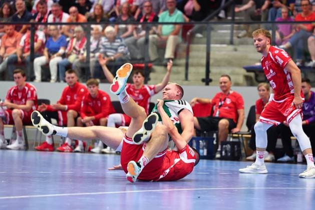 Fabian Hecker (TuS Ferndorf, 29) im Zweikampf mit Justus Fischer (TSV Hannover-Burgdorf, 54) GER, TuS Ferndorf vs TSV Hannover-Burgdorf, Handball, DHB-Pokal, 1. Runde, Spielzeit 2026 2027, 21.08.2026 GER, TuS Ferndorf vs TSV Hannover-Burgdorf, Handball, DHB-Pokal, 1. Runde, Spielzeit 2026 2027, 21.08.2026 Kreuztal *** Fabian Hecker (TuS Ferndorf), 29, in a one-on-one battle with Justus Fischer (TSV Hannover Burgdorf), 54 GER, TuS Ferndorf vs. TSV Hannover Burgdorf, handball, DHB Cup, Round 1, 2026–2027 season, August 21, 2026 GER, TuS Ferndorf vs. TSV Hannover Burgdorf, Handball, DHB Cup, Round 1, 2026–2027 season, August 21, 2026 Kreuztal Copyright: xEibner-Pressefoto RenexWeissx EP_RWS