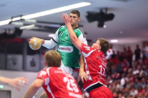 Sebastian Heymann (TSV Hannover-Burgdorf, 11) im Zweikampf mit Mattis Michel (TuS Ferndorf, 17) GER, TuS Ferndorf vs TSV Hannover-Burgdorf, Handball, DHB-Pokal, 1. Runde, Spielzeit 2026 2027, 21.08.2026 GER, TuS Ferndorf vs TSV Hannover-Burgdorf, Handball, DHB-Pokal, 1. Runde, Spielzeit 2026 2027, 21.08.2026 Kreuztal *** Sebastian Heymann, TSV Hannover Burgdorf, No. 11, in a one-on-one battle with Mattis Michel, TuS Ferndorf, No. 17, GER, TuS Ferndorf vs. TSV Hannover Burgdorf, Handball, DHB Cup, 1st Round, 2026–2027 Season, August 21, 2026, GER, TuS Ferndorf vs. TSV Hannover Burgdorf, Handball, DHB Cup, Round 1, 2026–2027 season, August 21, 2026, Kreuztal Copyright: xEibner-Pressefoto RenexWeissx EP_RWS