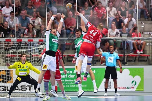 Torwurf von Tom Jansen (TuS Ferndorf, 44), Justus Fischer (TSV Hannover-Burgdorf, 54, links) und Sebastian Heymann (TSV Hannover-Burgdorf, 11) versuchen zu blocken GER, TuS Ferndorf vs TSV Hannover-Burgdorf, Handball, DHB-Pokal, 1. Runde, Spielzeit 2026 2027, 21.08.2026 GER, TuS Ferndorf vs TSV Hannover-Burgdorf, Handball, DHB-Pokal, 1. Runde, Spielzeit 2026 2027, 21.08.2026 Kreuztal *** Tom Jansen of TuS Ferndorf, 44, takes a shot at the goal, Justus Fischer of TSV Hannover Burgdorf, No. 54 (left), and Sebastian Heymann of TSV Hannover Burgdorf, No. 11, attempt to block. GER, TuS Ferndorf vs. TSV Hannover Burgdorf, handball, DHB Cup, 1st round, 2026–2027 season, August 21, 2026, Germany, TuS Ferndorf vs. TSV Hannover Burgdorf, handball, DHB Cup, 1st round, 2026–2027 season, August 21, 2026, Kreuztal Copyright: xEibner-Pressefoto RenexWeissx EP_RWS