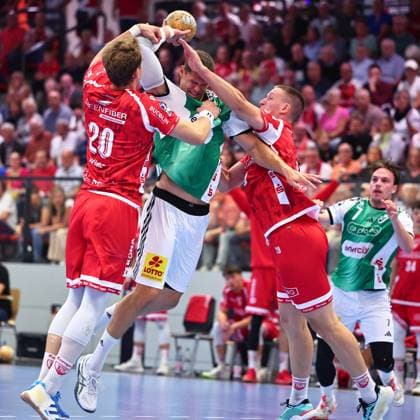 Sebastian Heymann (TSV Hannover-Burgdorf, 11) im Zweikampf mit Philip Wuerz (TuS Ferndorf, 20, links) und Fabian Hecker (TuS Ferndorf, 29) GER, TuS Ferndorf vs TSV Hannover-Burgdorf, Handball, DHB-Pokal, 1. Runde, Spielzeit 2026 2027, 21.08.2026 GER, TuS Ferndorf vs TSV Hannover-Burgdorf, Handball, DHB-Pokal, 1. Runde, Spielzeit 2026 2027, 21.08.2026 Kreuztal *** Sebastian Heymann (TSV Hannover Burgdorf), No. 11, in a one-on-one battle with Philip Wuerz (TuS Ferndorf), No. 20, on the left, and Fabian Hecker (TuS Ferndorf), No. 29 (GER), TuS Ferndorf vs. TSV Hannover Burgdorf, Handball, DHB Cup, Round 1, 2026–2027 season, August 21, 2026, Germany; TuS Ferndorf vs. TSV Hannover Burgdorf, Handball, DHB Cup, 1st Round, 2026–2027 season, August 21, 2026, Kreuztal Copyright: xEibner-Pressefoto RenexWeissx EP_RWS
