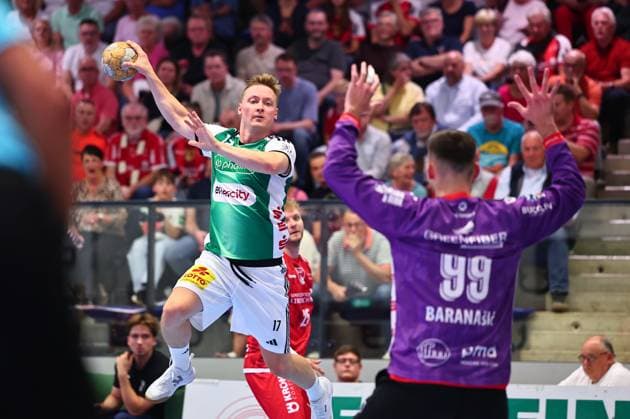 Torwurf von August Pedersen (TSV Hannover-Burgdorf, 17) GER, TuS Ferndorf vs TSV Hannover-Burgdorf, Handball, DHB-Pokal, 1. Runde, Spielzeit 2026 2027, 21.08.2026 GER, TuS Ferndorf vs TSV Hannover-Burgdorf, Handball, DHB-Pokal, 1. Runde, Spielzeit 2026 2027, 21.08.2026 Kreuztal *** Goal by August Pedersen of TSV Hannover Burgdorf, August 17, Germany, TuS Ferndorf vs. TSV Hannover Burgdorf, Handball, DHB Cup, 1st Round, 2026–2027 Season, August 21, 2026, Germany, TuS Ferndorf vs. TSV Hannover Burgdorf, Handball, DHB Cup, 1st Round, 2026–2027 Season, August 21, 2026, Kreuztal Copyright: xEibner-Pressefoto RenexWeissx EP_RWS